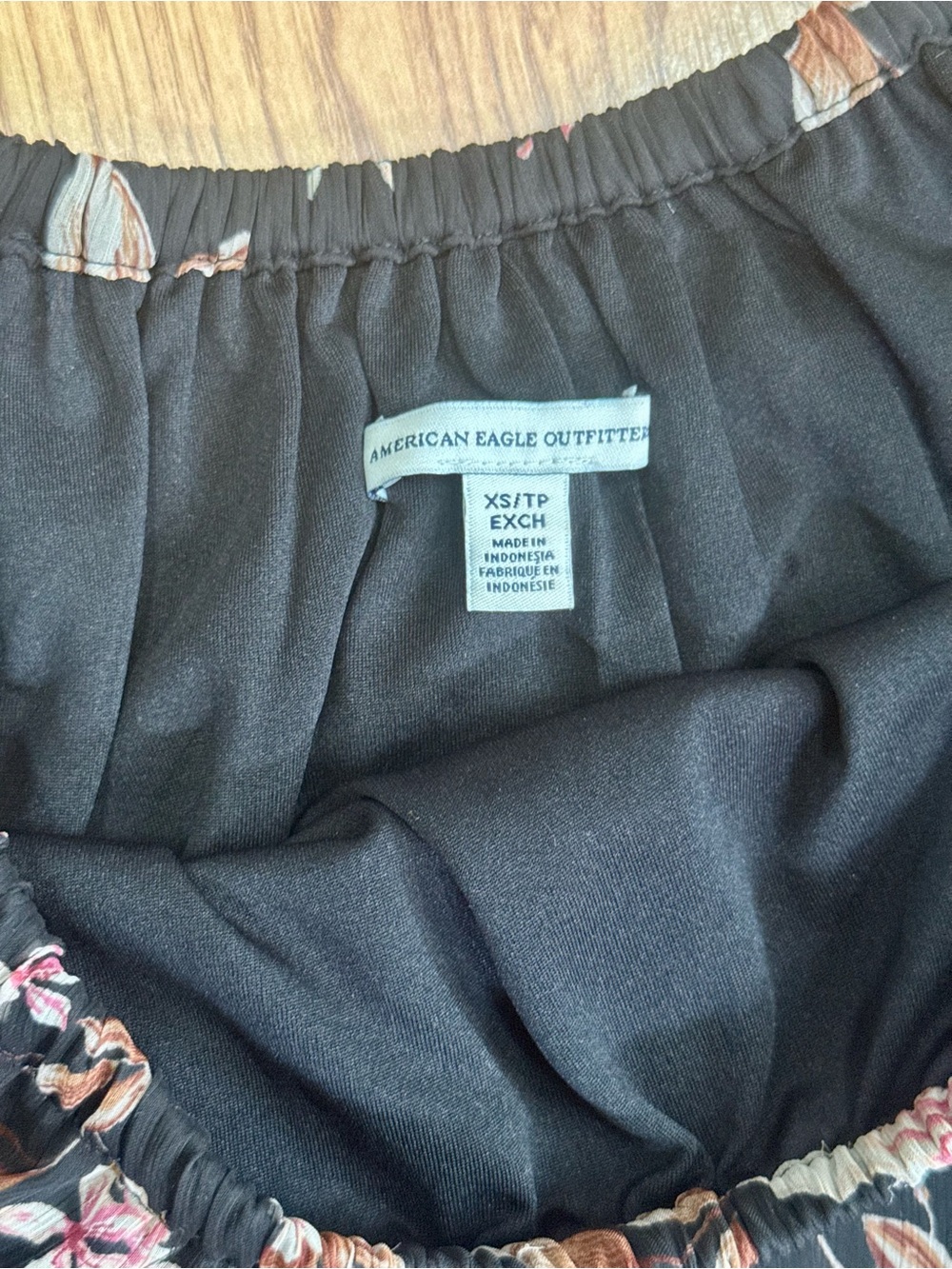 ❤️ American Eagle XS Black Floral Off-Shoulder Crop Top Shirt Pink Roses (B11) - Picture 3 of 4